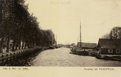 15075 Gezicht op de Vaartsche Rijn te Vreeswijk uit het zuiden; met links een rij loofbomen langs de Dorpsstraat en ...